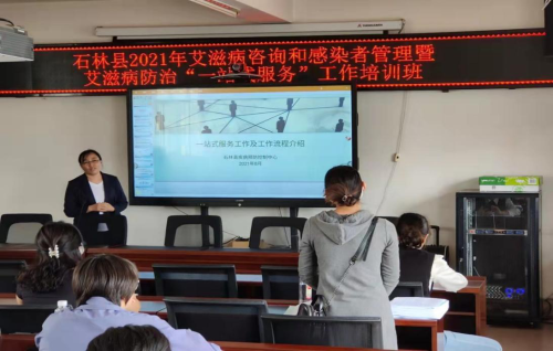 4学员正在积极回答授课老师的问题