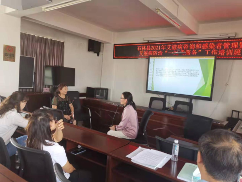 9各学员们针对不同场景的艾滋病咨询进行模拟演练
